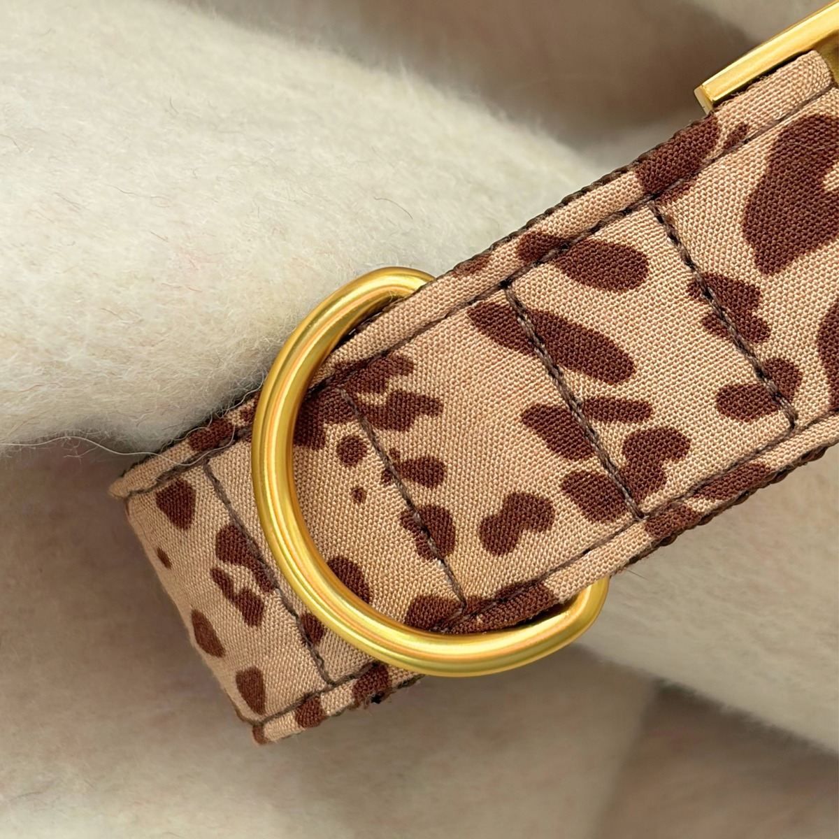 BASIC tan collar